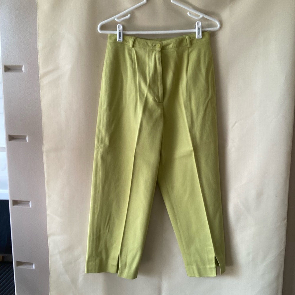 Collin Creek capris size 6 in green. EUC